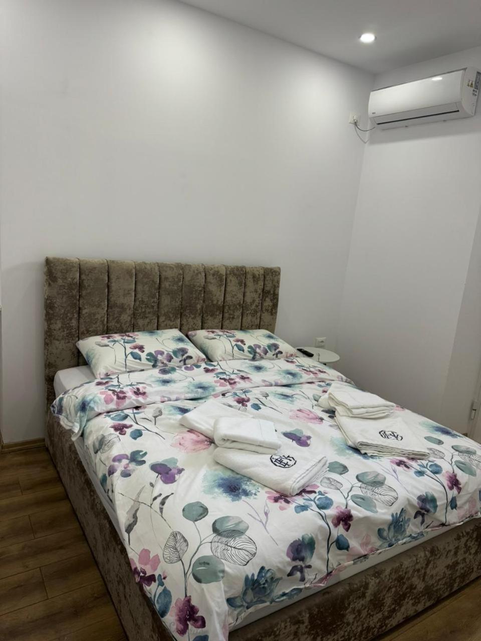 Vila 21 At Blloku Area Tiranë Luaran gambar
