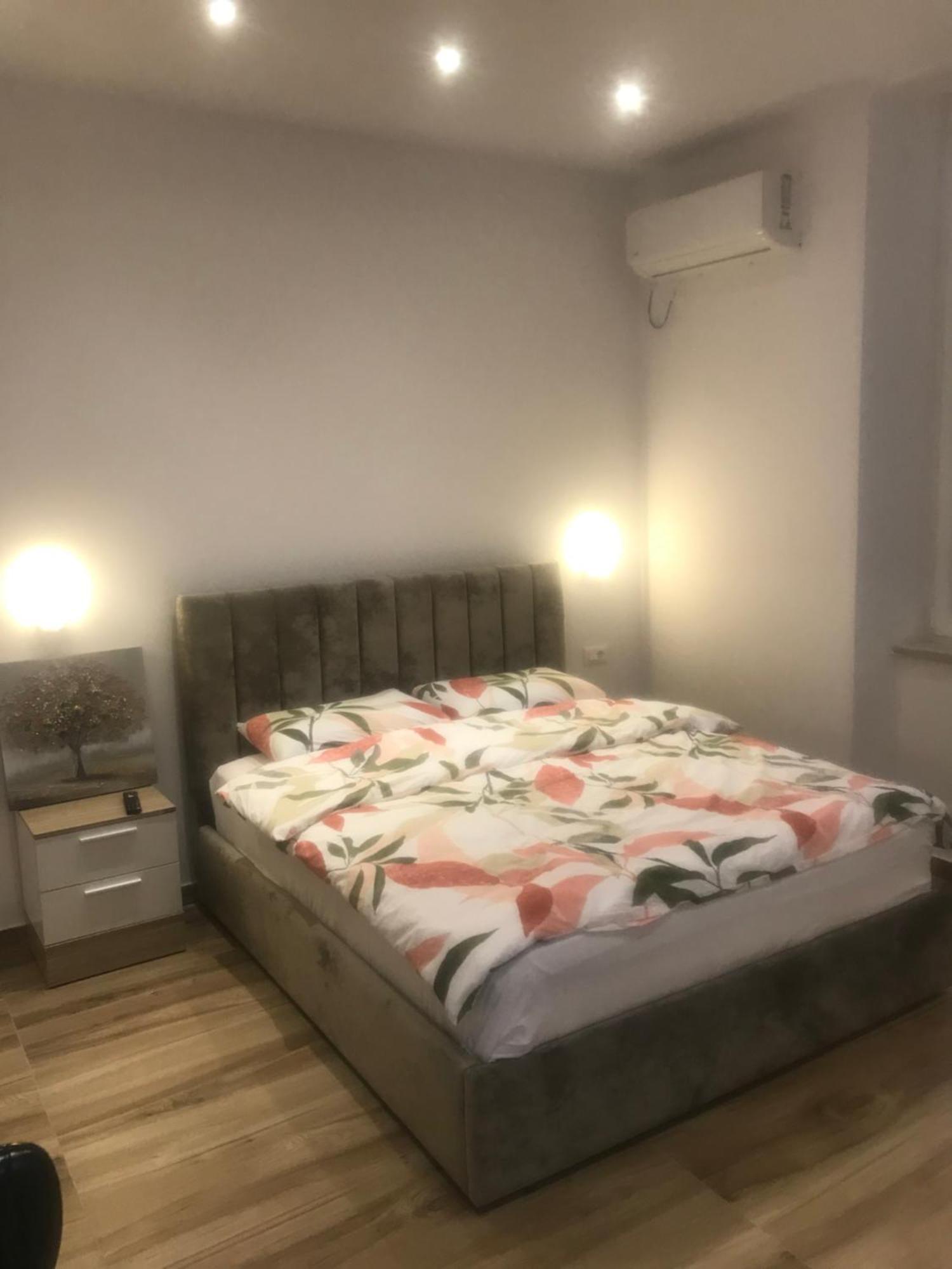 Vila 21 At Blloku Area Tiranë Luaran gambar